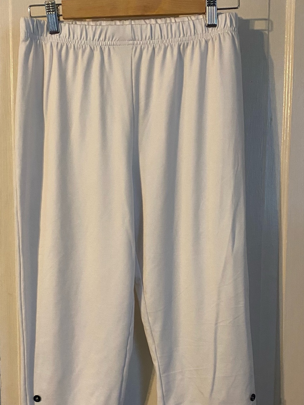 Womens elastic waist capri’s